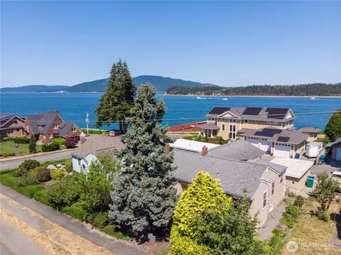 2114 10th St, Anacortes, WA 98221