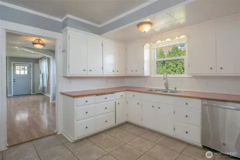 Kitchen - 1233 Marion St, Enumclaw, WA 98022 photo 2 of 4
