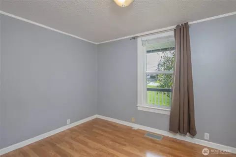 Bedroom - 1233 Marion St, Enumclaw, WA 98022 photo 6 of 10