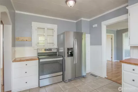 Kitchen - 1233 Marion St, Enumclaw, WA 98022 photo 3 of 4