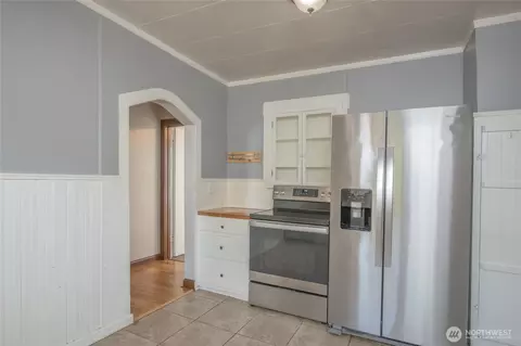 Kitchen - 1233 Marion St, Enumclaw, WA 98022 photo 4 of 4