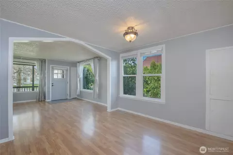 Living - 1233 Marion St, Enumclaw, WA 98022 photo 4 of 5