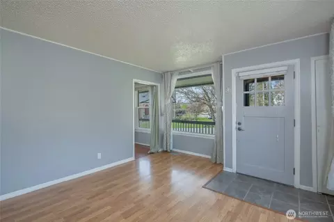 Living - 1233 Marion St, Enumclaw, WA 98022 photo 3 of 5