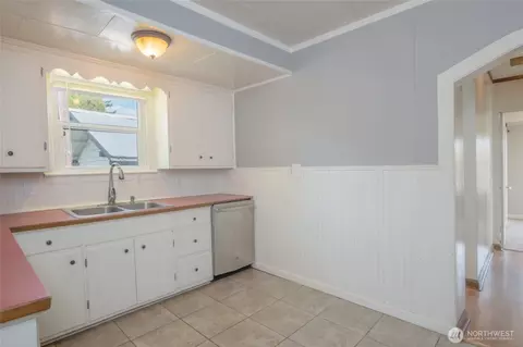 Kitchen - 1233 Marion St, Enumclaw, WA 98022 photo 1 of 4