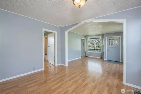 Living - 1233 Marion St, Enumclaw, WA 98022 photo 5 of 5