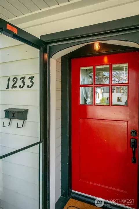 Entry Way - 1233 Marion St, Enumclaw, WA 98022 photo 1 of 3