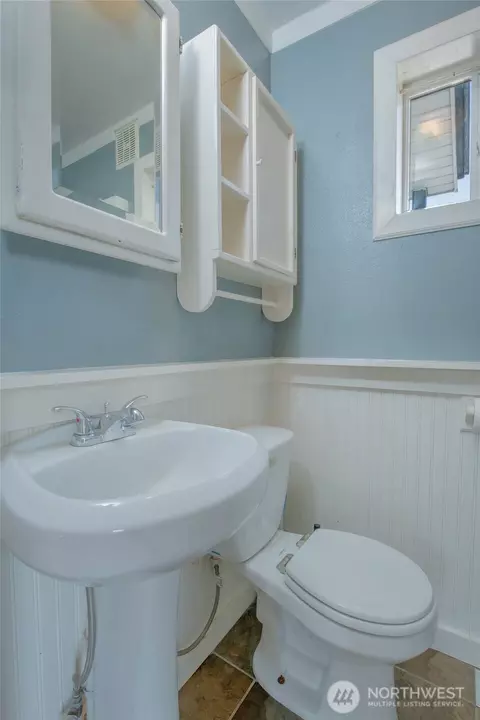 Bath - 1233 Marion St, Enumclaw, WA 98022 photo 2 of 4