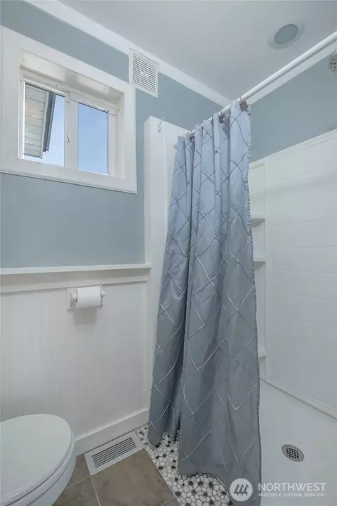 Bath - 1233 Marion St, Enumclaw, WA 98022 photo 1 of 4