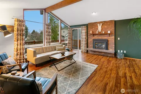 Living - 10228 33rd Ave SE, Everett, WA 98208 photo 2 of 4