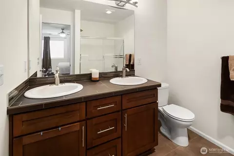 Bath - 2030 113th Pl SE, Everett, WA 98208 photo 3 of 4