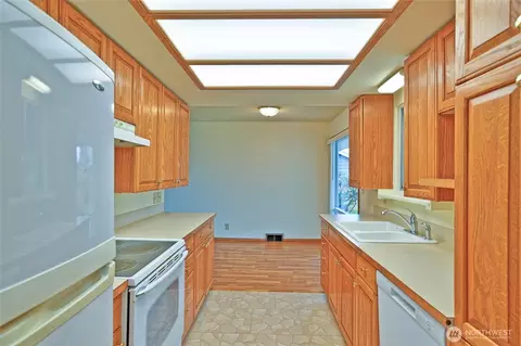 Kitchen - 1322 Mcdougall Ave, Everett, WA 98201 photo 2 of 2