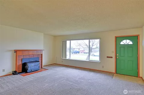 Living - 1322 Mcdougall Ave, Everett, WA 98201 photo 3 of 3