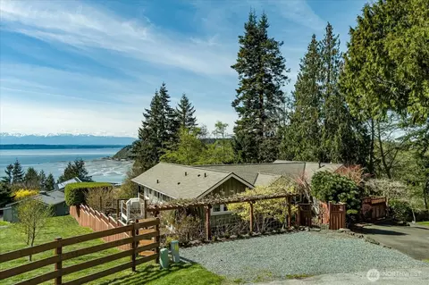 8210 Nob Rd, Clinton, WA 98236