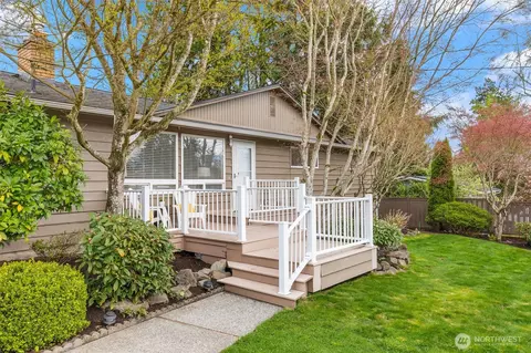 5722 NE 197th St, Kenmore, WA 98028