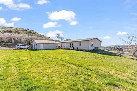 375 Tibbling Rd, Selah, WA 98942