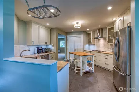 Kitchen - 40 Echo Bay Dr, Eastsound, WA 98245 photo 3 of 4