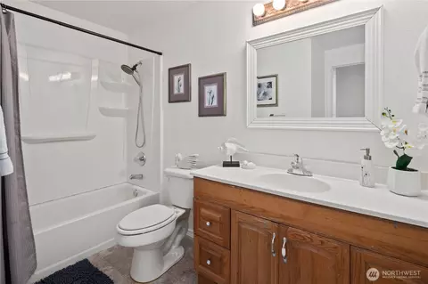 Bath - 134 Semanski St #D, Enumclaw, WA 98022 photo 2 of 2