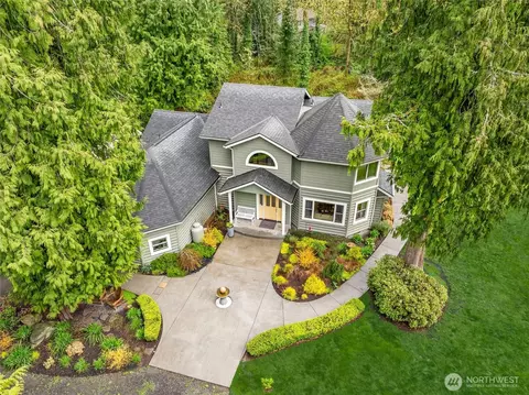 9034 Springwood Ave NE, Bainbridge Island, WA 98110