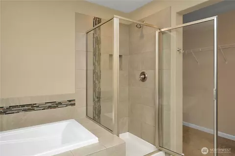 Bath - 329 Ericksen Ln N, Enumclaw, WA 98022 photo 6 of 9