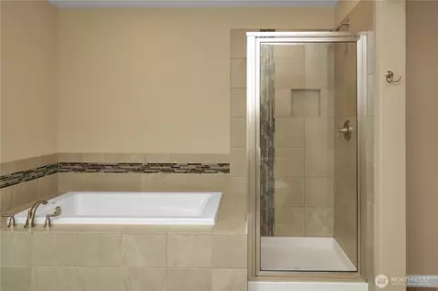 Bath - 329 Ericksen Ln N, Enumclaw, WA 98022 photo 5 of 9