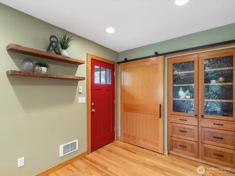 Entry Way - 601 Colby Ave, Everett, WA 98201 photo 2 of 2