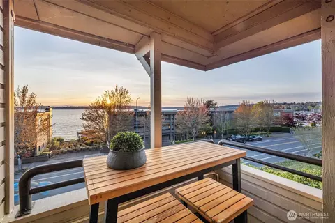 818 Lake St S #818, Kirkland, WA 98033