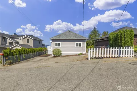 940 2nd St, Mukilteo, WA 98275