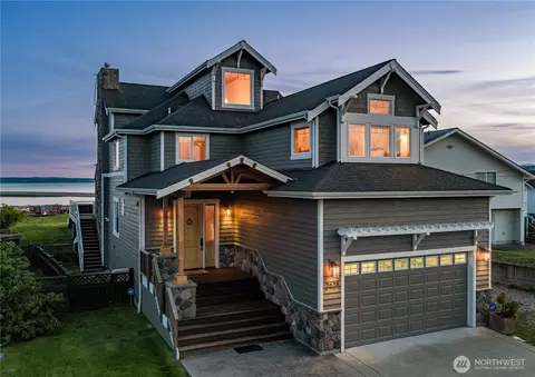 2638 Sunlight Beach Rd, Clinton, WA 98236