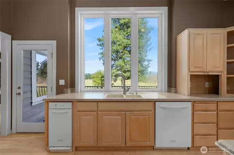 Kitchen - 41818 222nd Ave SE, Enumclaw, WA 98022 photo 5 of 5