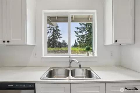 Kitchen - 2007 Apple Rd, Winlock, WA 98596 photo 3 of 7