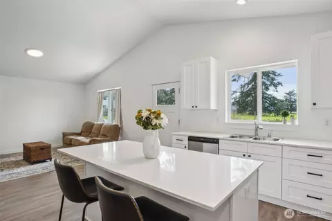 Kitchen - 2007 Apple Rd, Winlock, WA 98596 photo 5 of 7
