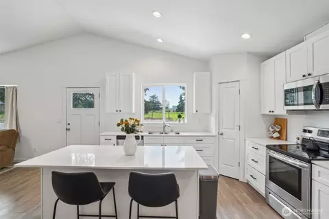 Kitchen - 2007 Apple Rd, Winlock, WA 98596 photo 1 of 7