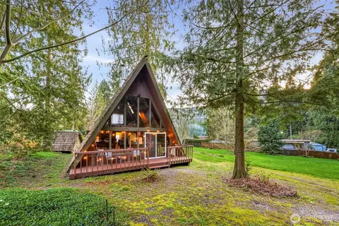 6389 Santa Fe Trl, Maple Falls, WA 98266