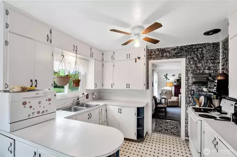 Kitchen - 457 25th, Longview, WA 98632 photo 2 of 4