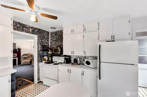 Kitchen - 457 25th, Longview, WA 98632 photo 3 of 4