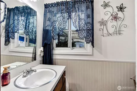 Bath - 457 25th, Longview, WA 98632 photo 2 of 2
