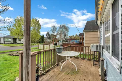 Exterior - 457 25th, Longview, WA 98632 photo 3 of 4
