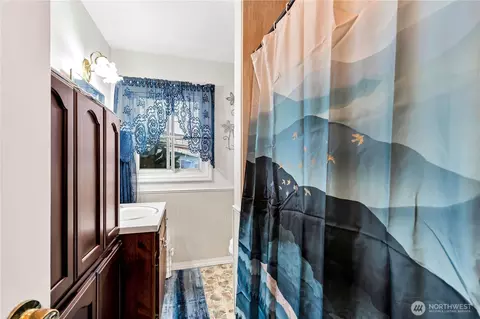 Bath - 457 25th, Longview, WA 98632 photo 1 of 2