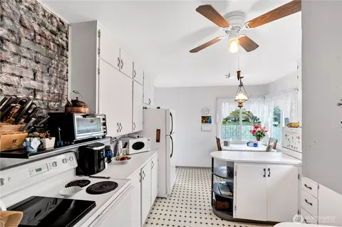 Kitchen - 457 25th, Longview, WA 98632 photo 1 of 4