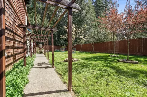 20 E Mountain View Ln, Belfair, WA 98528