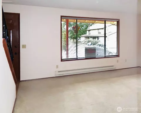 Living - 6708 Beverly Blvd, Everett, WA 98203 photo 1 of 2