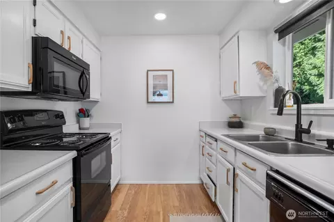 Kitchen - 316 Cedar Ct, Winlock, WA 98596 photo 3 of 4