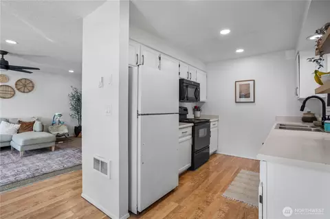 Kitchen - 316 Cedar Ct, Winlock, WA 98596 photo 2 of 4