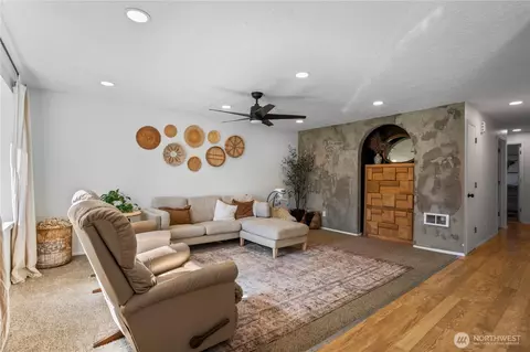 Living - 316 Cedar Ct, Winlock, WA 98596 photo 2 of 2