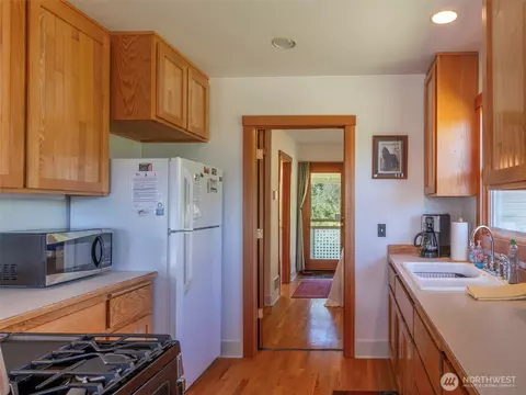Kitchen - 352 Spath Rd, Sequim, WA 98382 photo 2 of 3