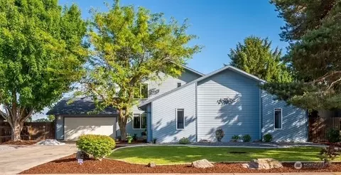 821 Edgewater Ln, Moses Lake, WA 98837
