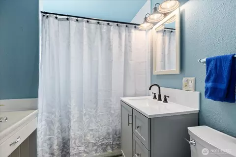 Bath - 626 Legion Dr, Everett, WA 98201 photo 1 of 2