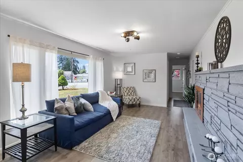 Living - 626 Legion Dr, Everett, WA 98201 photo 3 of 4
