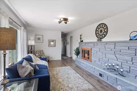 Living - 626 Legion Dr, Everett, WA 98201 photo 2 of 4