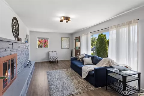 Living - 626 Legion Dr, Everett, WA 98201 photo 1 of 4
